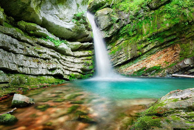 环绕着如画的岩石和石头的美丽瀑布