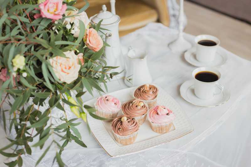 婚礼餐桌上的花束和甜点