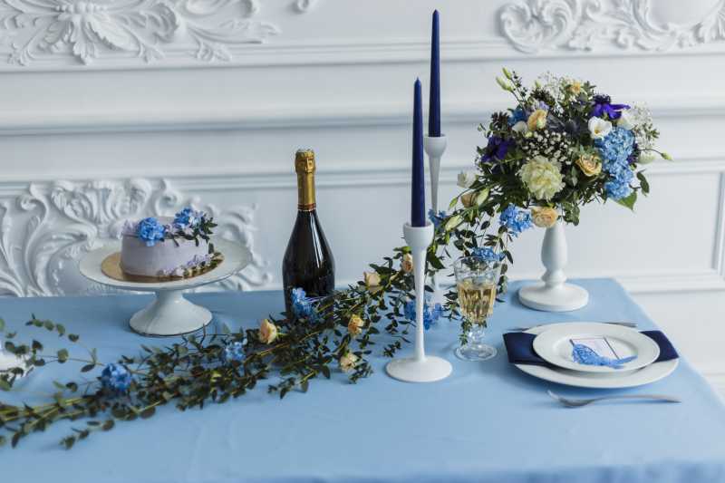 婚礼装饰有蜡烛蛋糕和酒瓶和美丽的鲜花