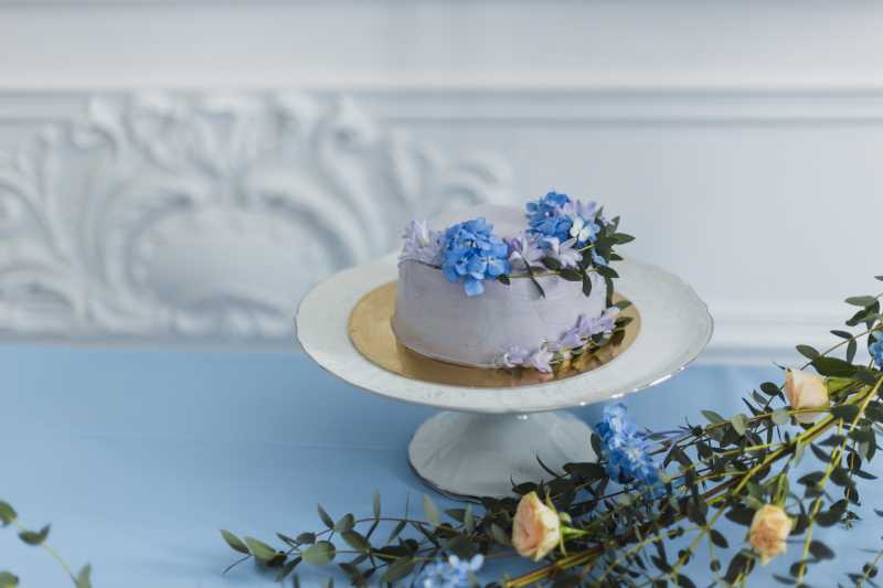 婚礼装饰有蛋糕和美丽的鲜花