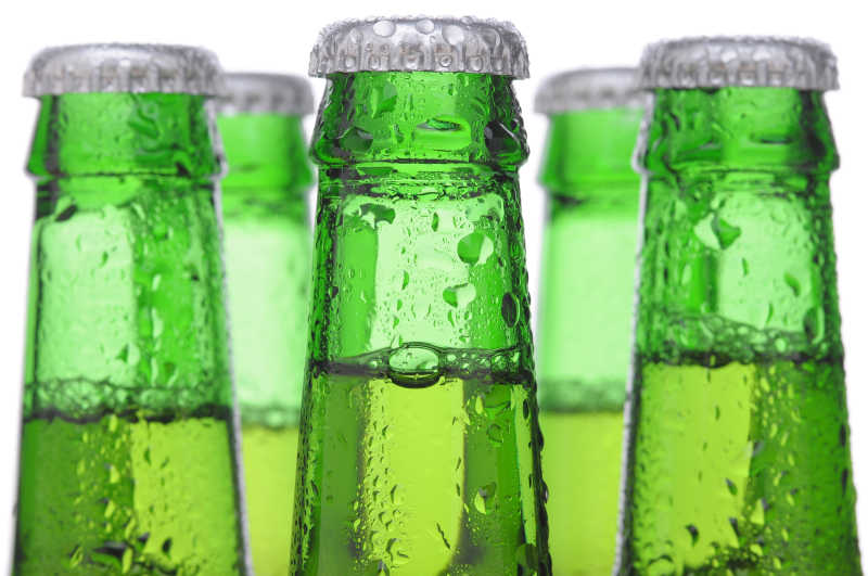冰镇的绿色玻璃瓶啤酒