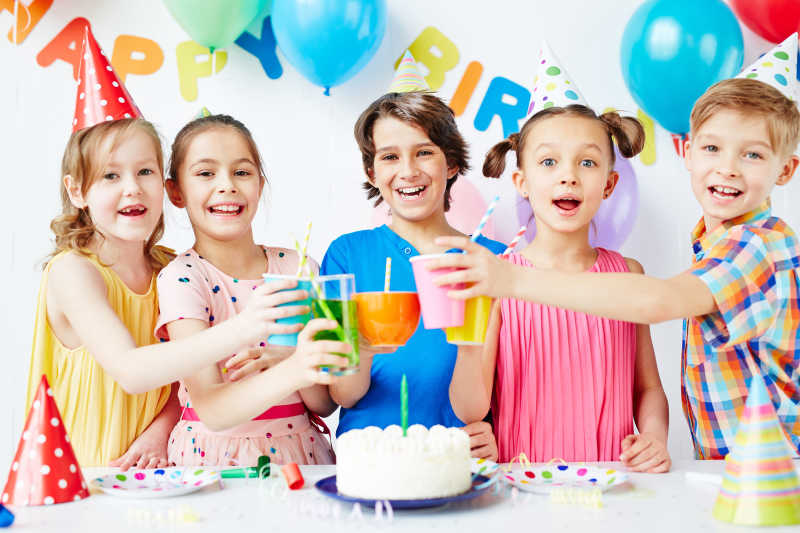 生日派对上快乐的孩子们一起碰杯庆祝