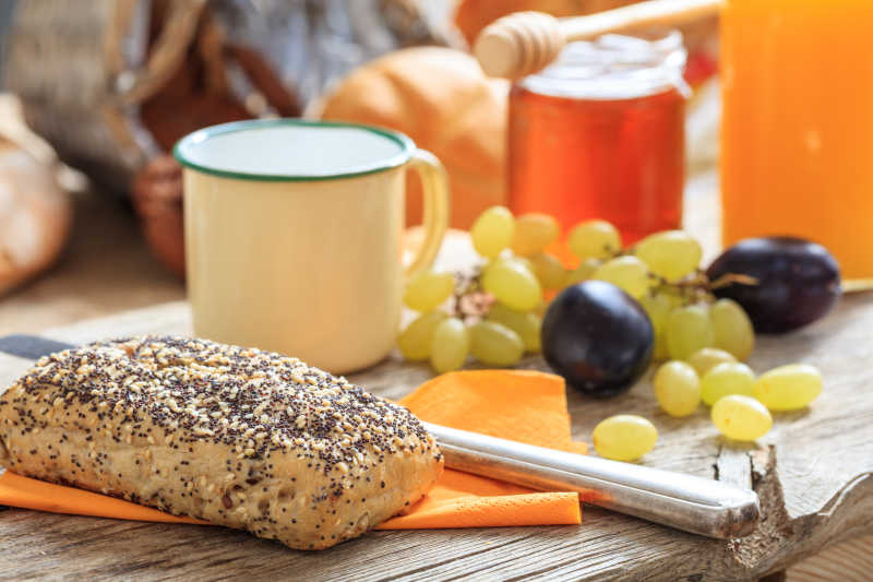 新鲜水果蜂蜜和面包的健康早餐