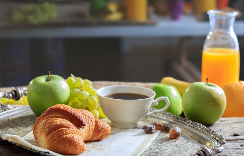 桌上的新鲜水果和咖啡早餐