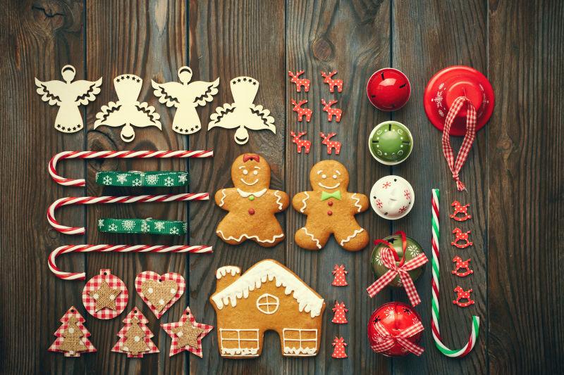 圣诞自制姜饼和手工装饰木底平放静物