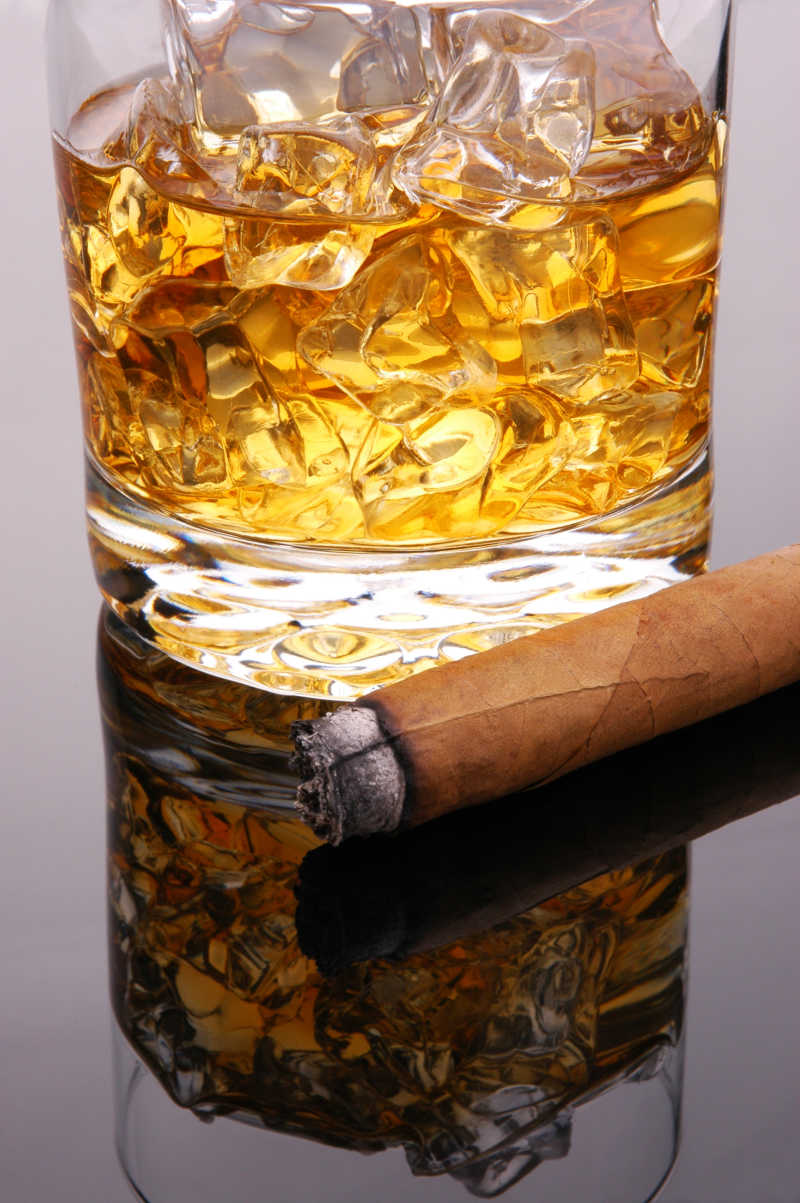 雪茄与加冰的威士忌