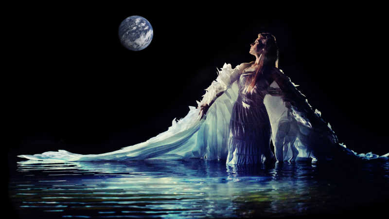 月色下湖中美丽的女人