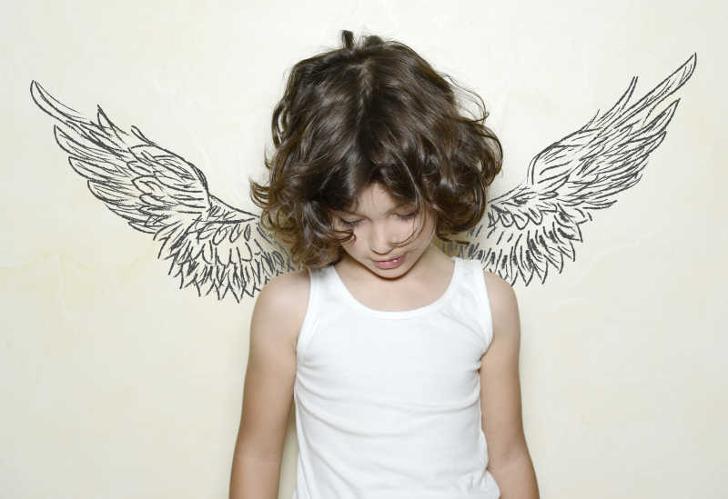 小男孩背后的手绘翅膀