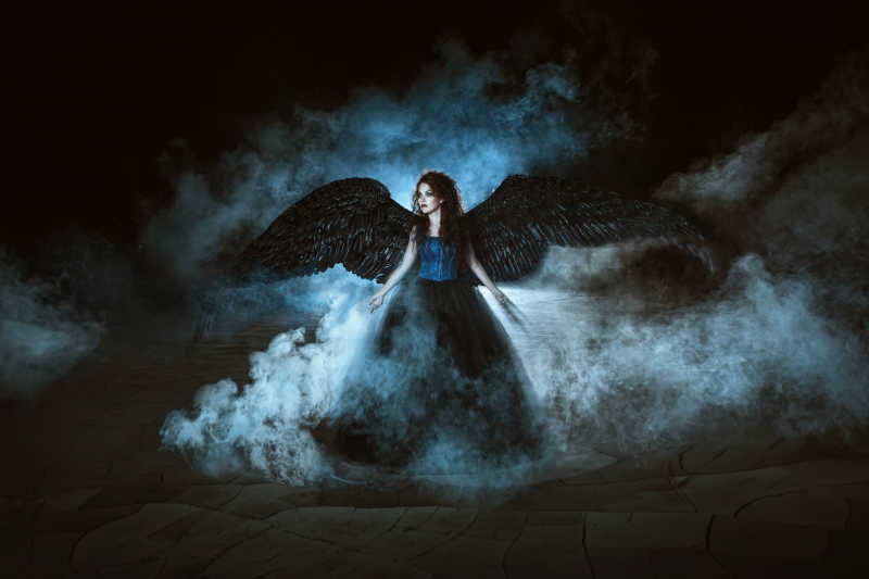 夜空中美丽的黑翼天使