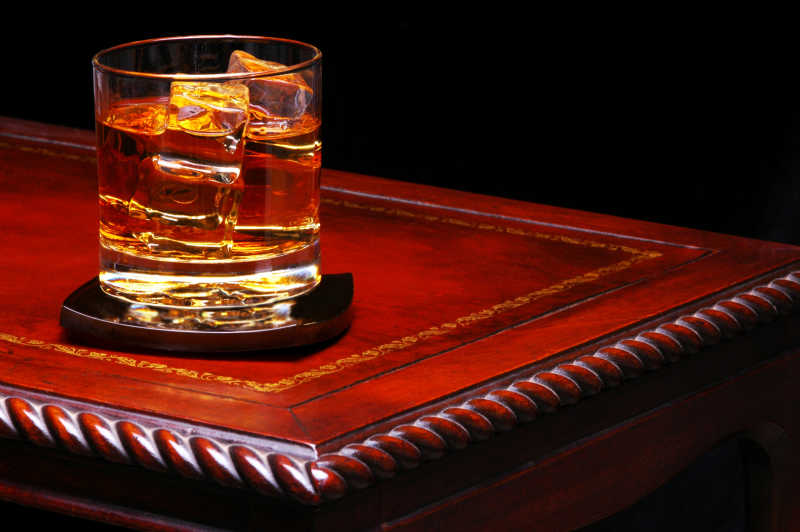 桌上的威士忌酒杯