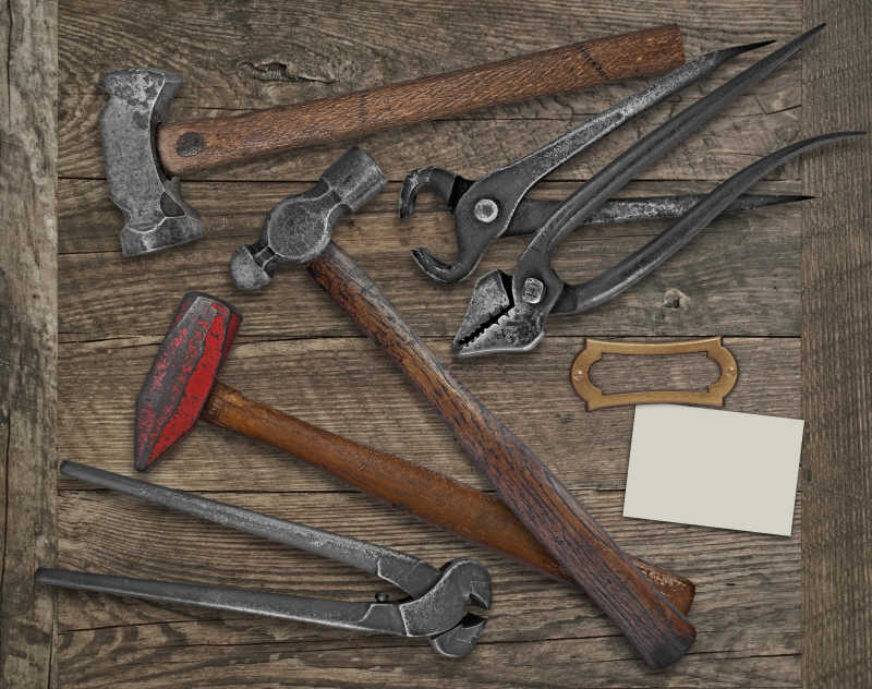 木制长凳上的铁匠工具和名片