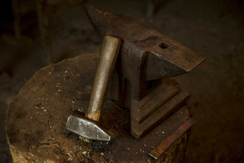 铁匠的锤砧工具