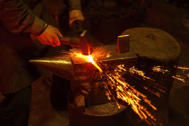 铁匠在铁砧上锻造铁具