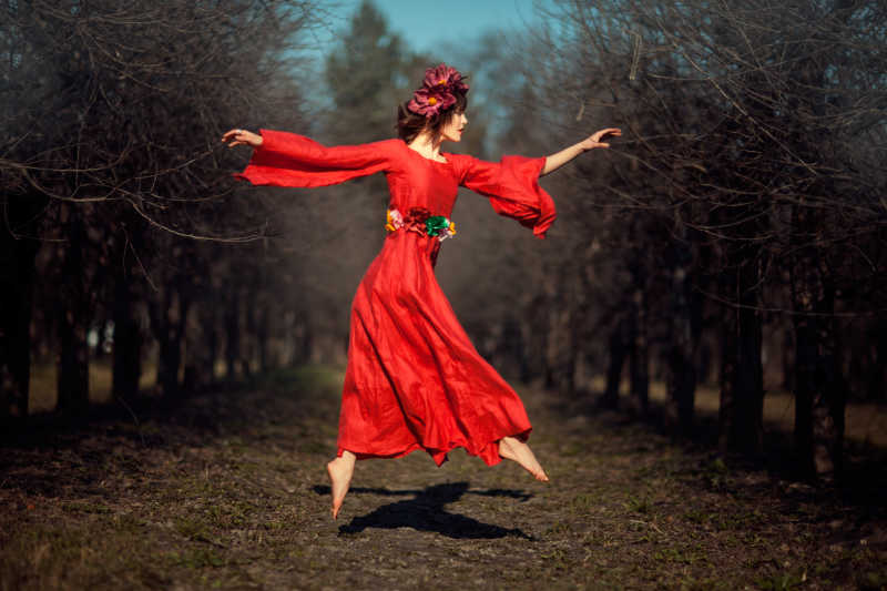 悬浮站立在空中的红裙女子