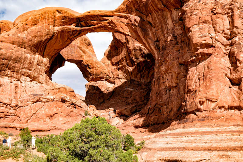 天然砂石形成的拱门