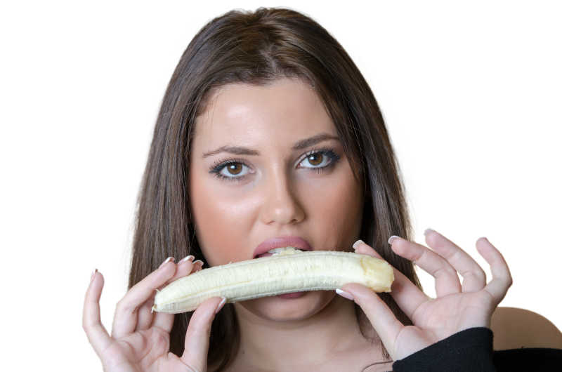 美女吃剥下来皮的香蕉