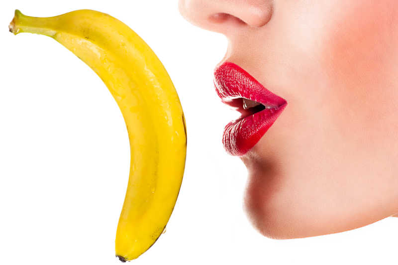性感女人的红唇和香蕉
