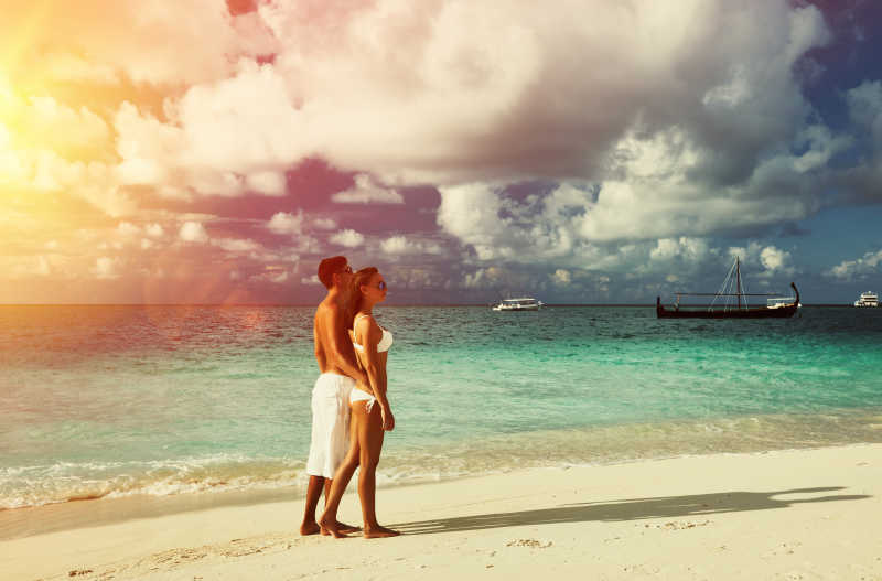 美丽的马尔代夫海滩上度假的夫妇