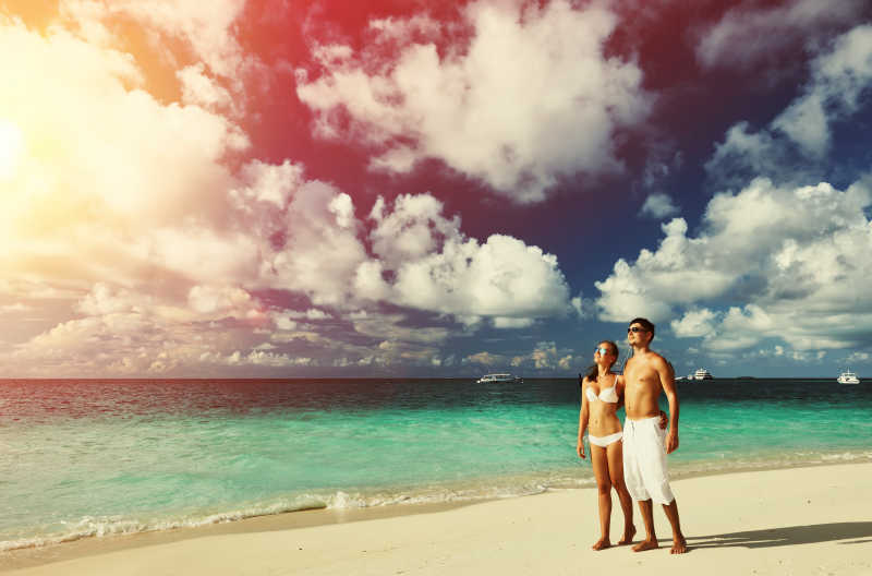 马尔代夫热带海滩上的情侣