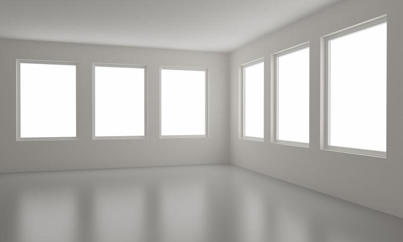 空旷的房间里有多个窗口