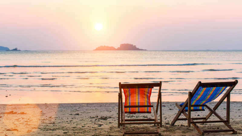 日落海滩上的沙滩椅
