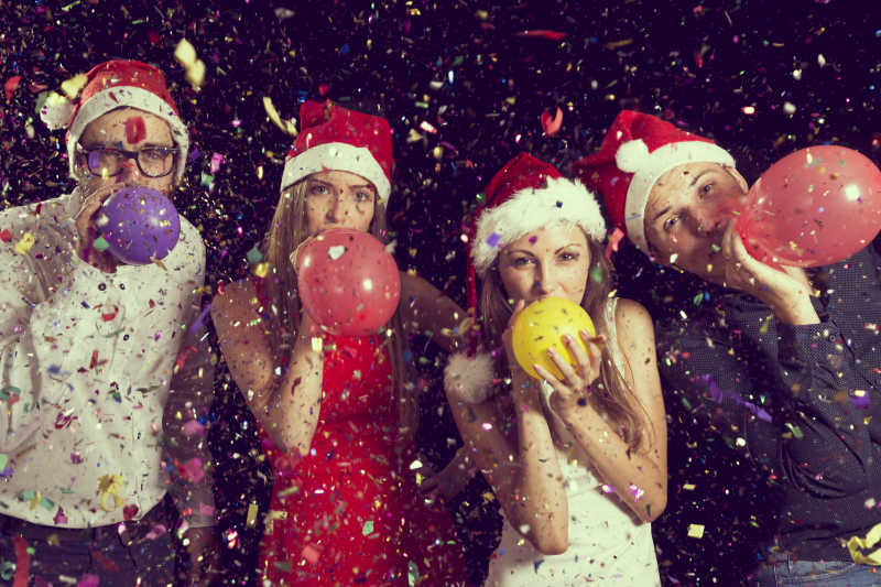 朋友们在一起吹气球庆祝圣诞节