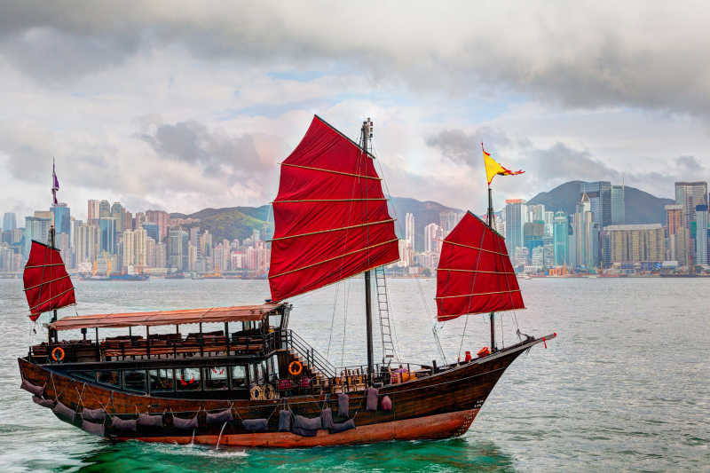 香港景观维多利亚港的帆船