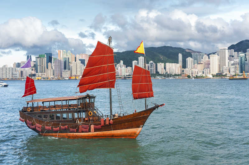 香港维多利亚港红色帆船