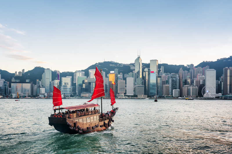 香港大楼前的红色帆船
