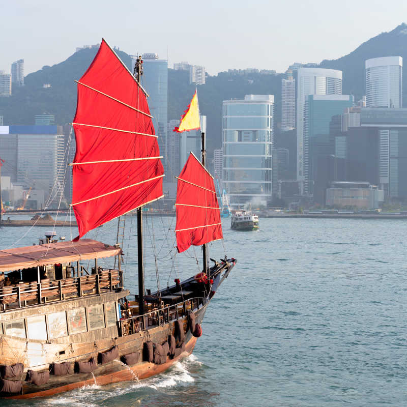 香港建筑前的红色帆船