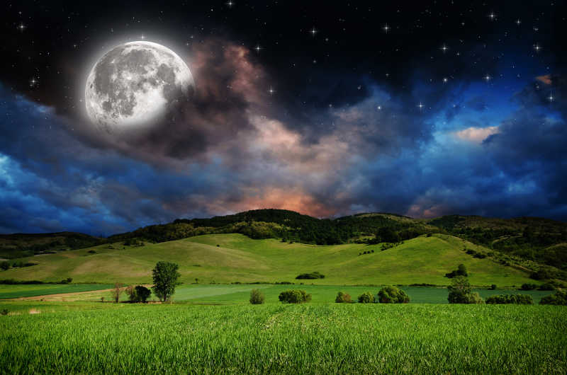 大月亮挂在夜晚的星空