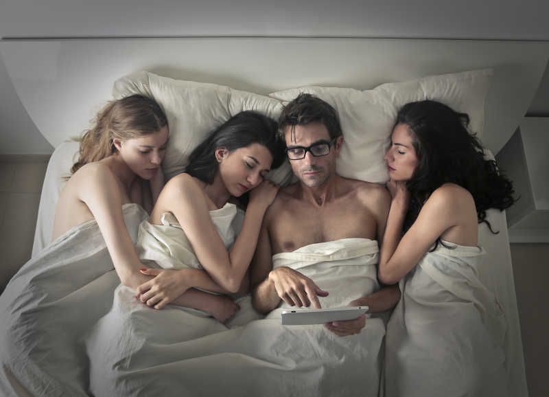 床上的男人和三个女人