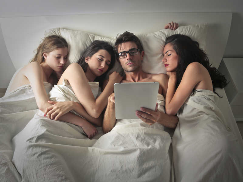 同床的三个女人和一个男人