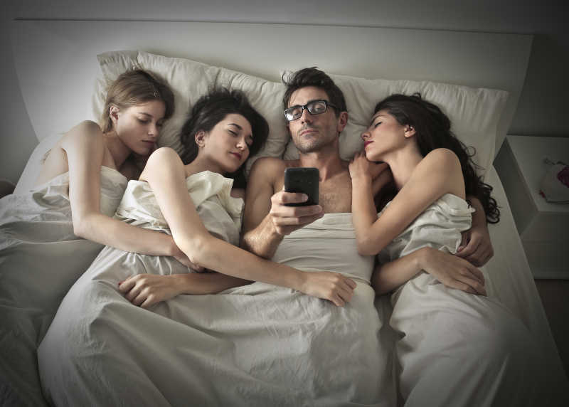 睡在一起的三个女人和一个男人