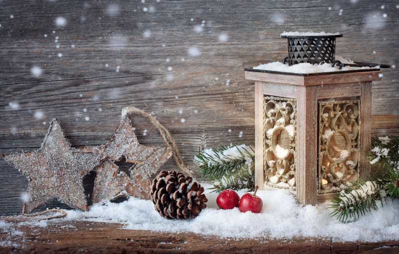 木制背景雪花中的圣诞节装饰品