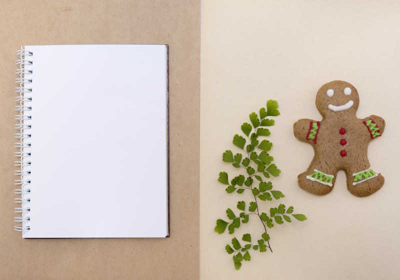 圣诞节姜饼饼干与笔记本