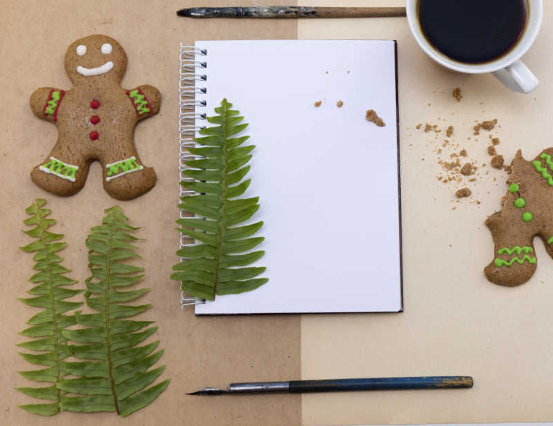 工艺纸背景上的笔记本和小人饼干