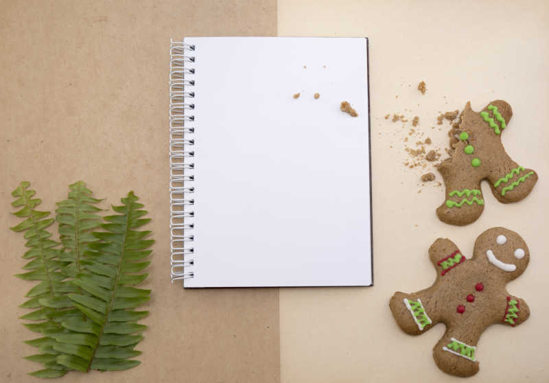圣诞节姜饼干和笔记本