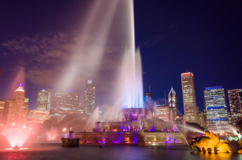 夜色下美丽的芝加哥的白金汉喷泉