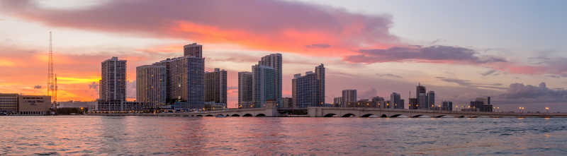 夕阳下的美丽迈阿密城市风景
