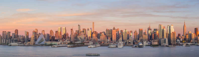 夕阳下迷人的曼哈顿市美景