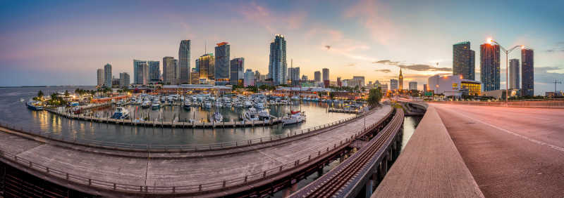 黄昏下美丽的迈阿密城市全景