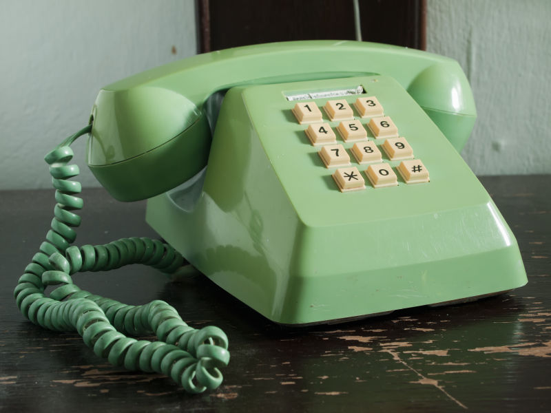 桌子上的旧绿电话