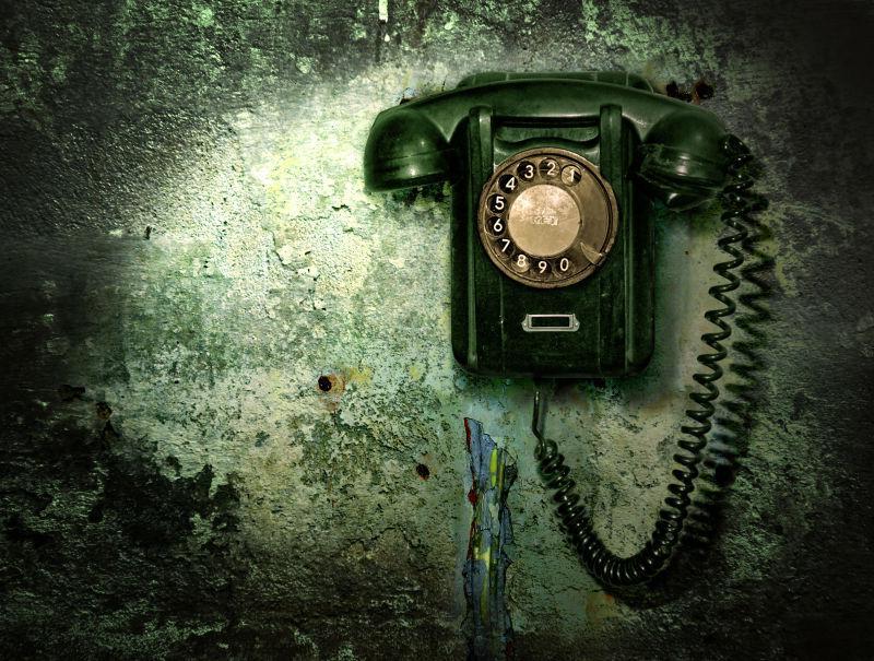 破旧墙上的旧电话