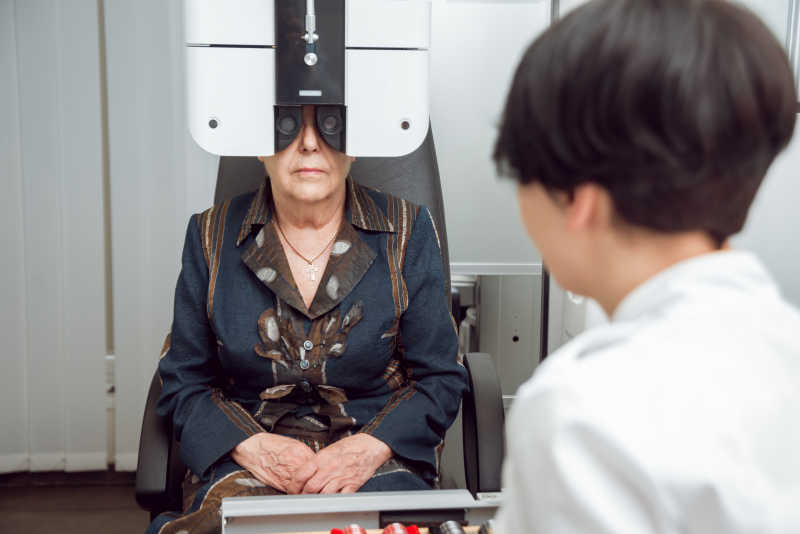 在为病人检查视力的女医生