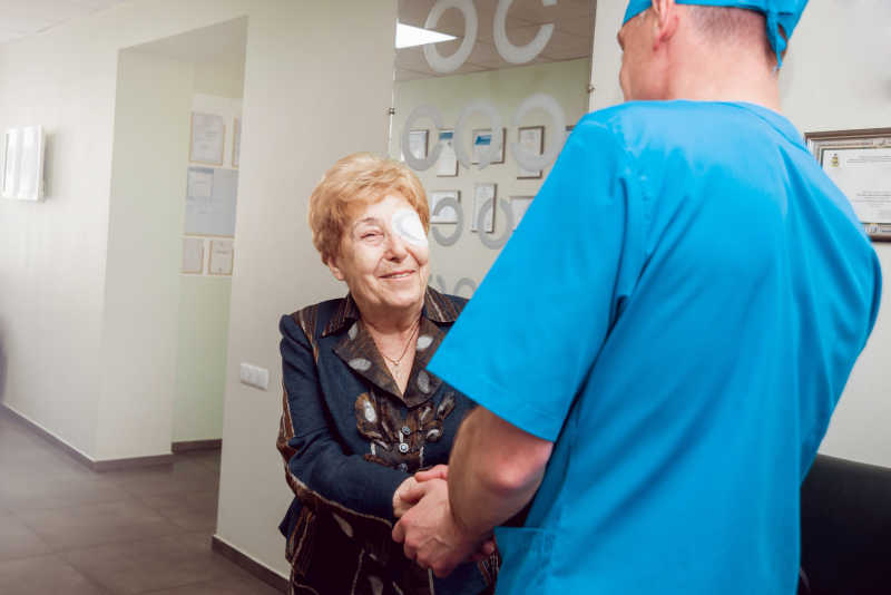 做完眼科手术的老奶奶与医生握手