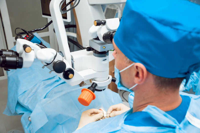 眼科手术医生与眼科手术机械