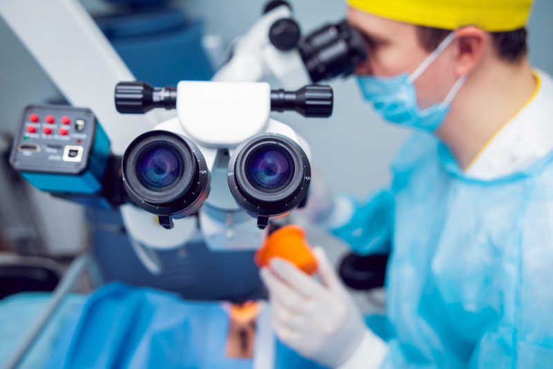 眼科医生在操作眼科设备做手术