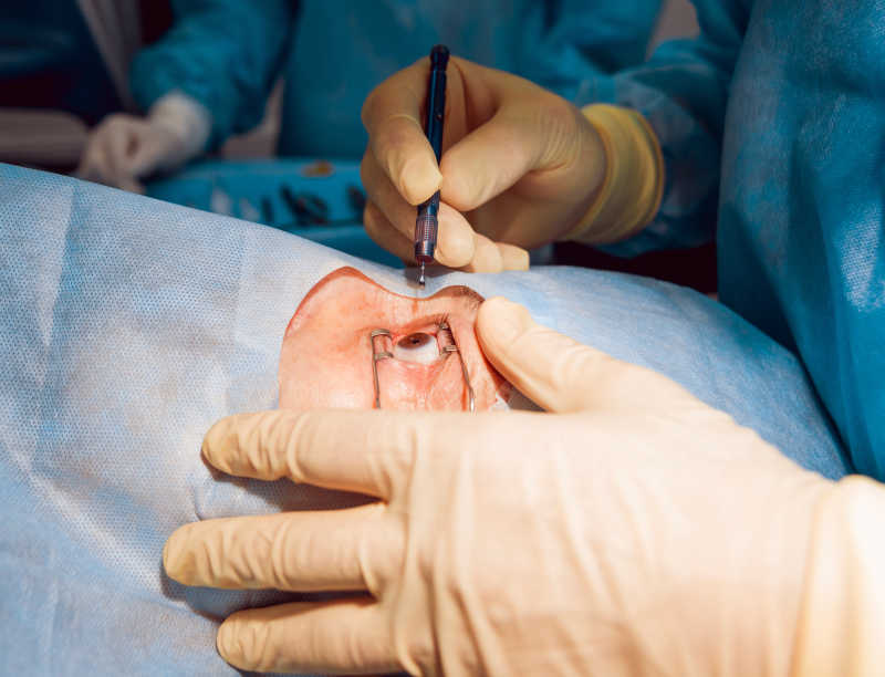 一位在做眼科手术的病人