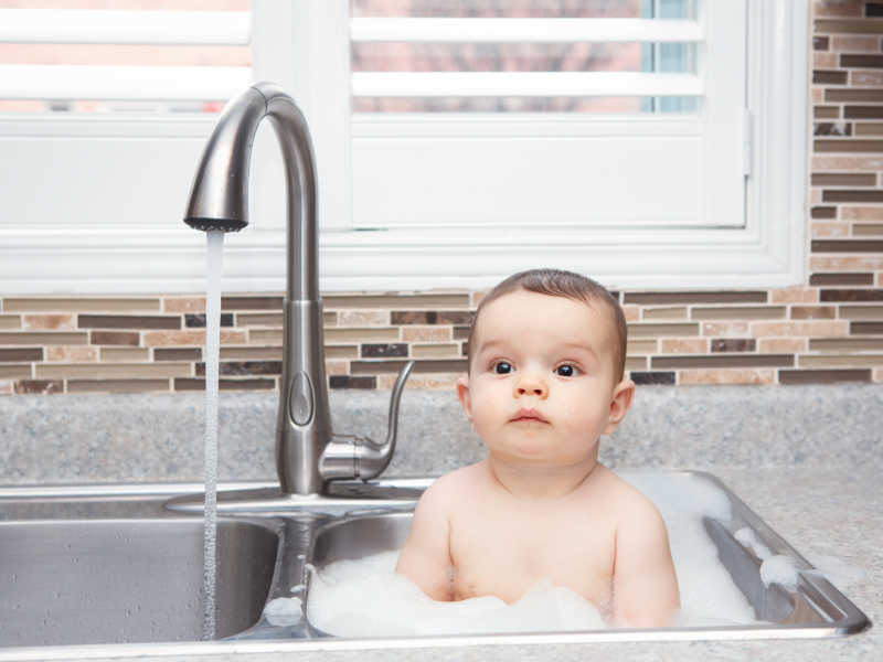 洗碗池里的白人婴儿